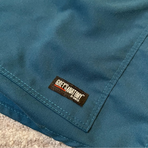 WOMEN’S GREY’S ANATOMY SCRUBS - Picture 2 of 4